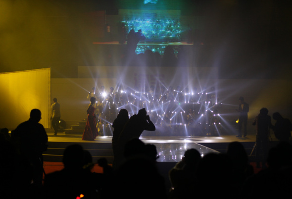 麦包包“光影之路” 感动淘宝年会全场